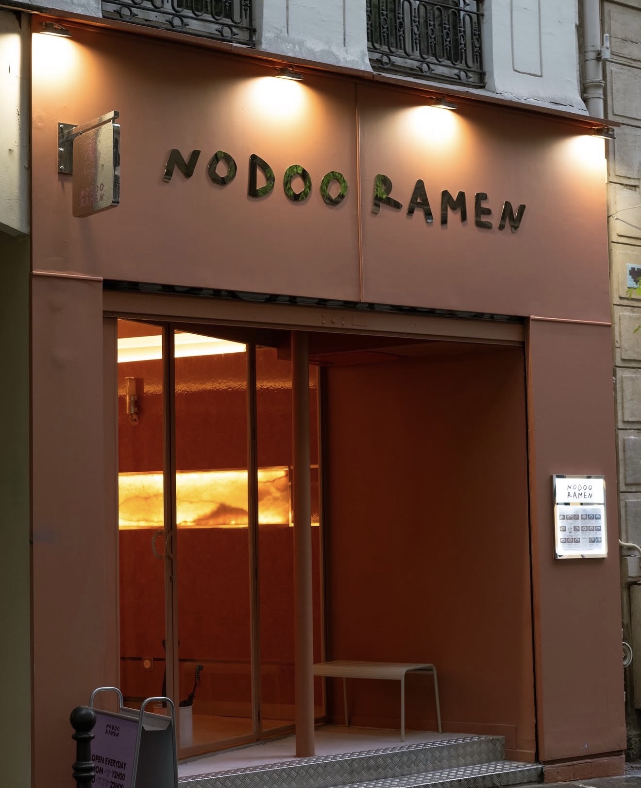 Devanture du restaurant Nodoo Ramen, façade terracotta