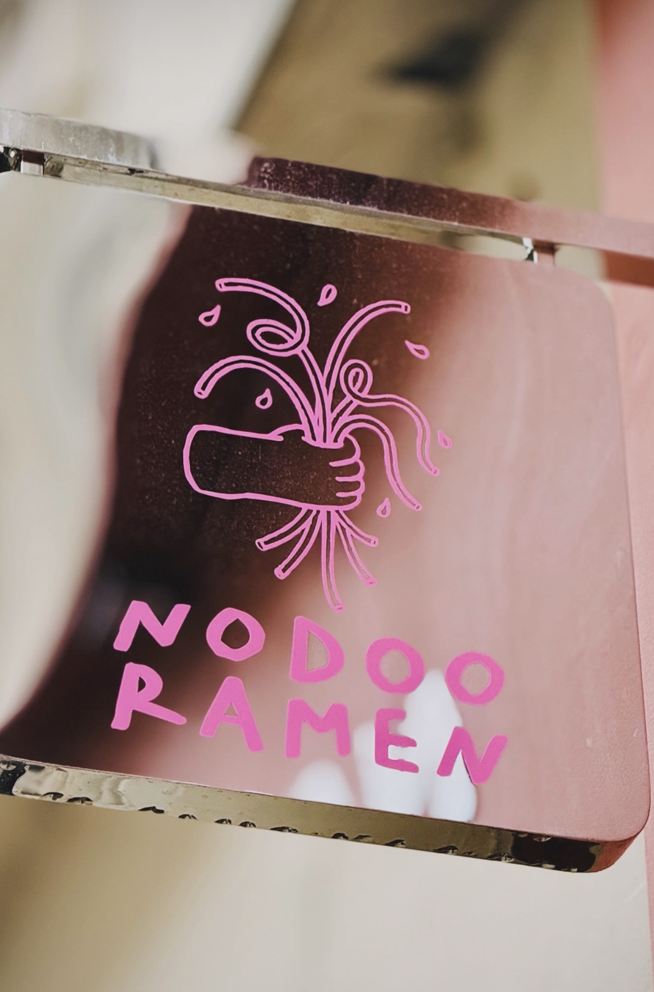 Enseigne rose Nodoo Ramen