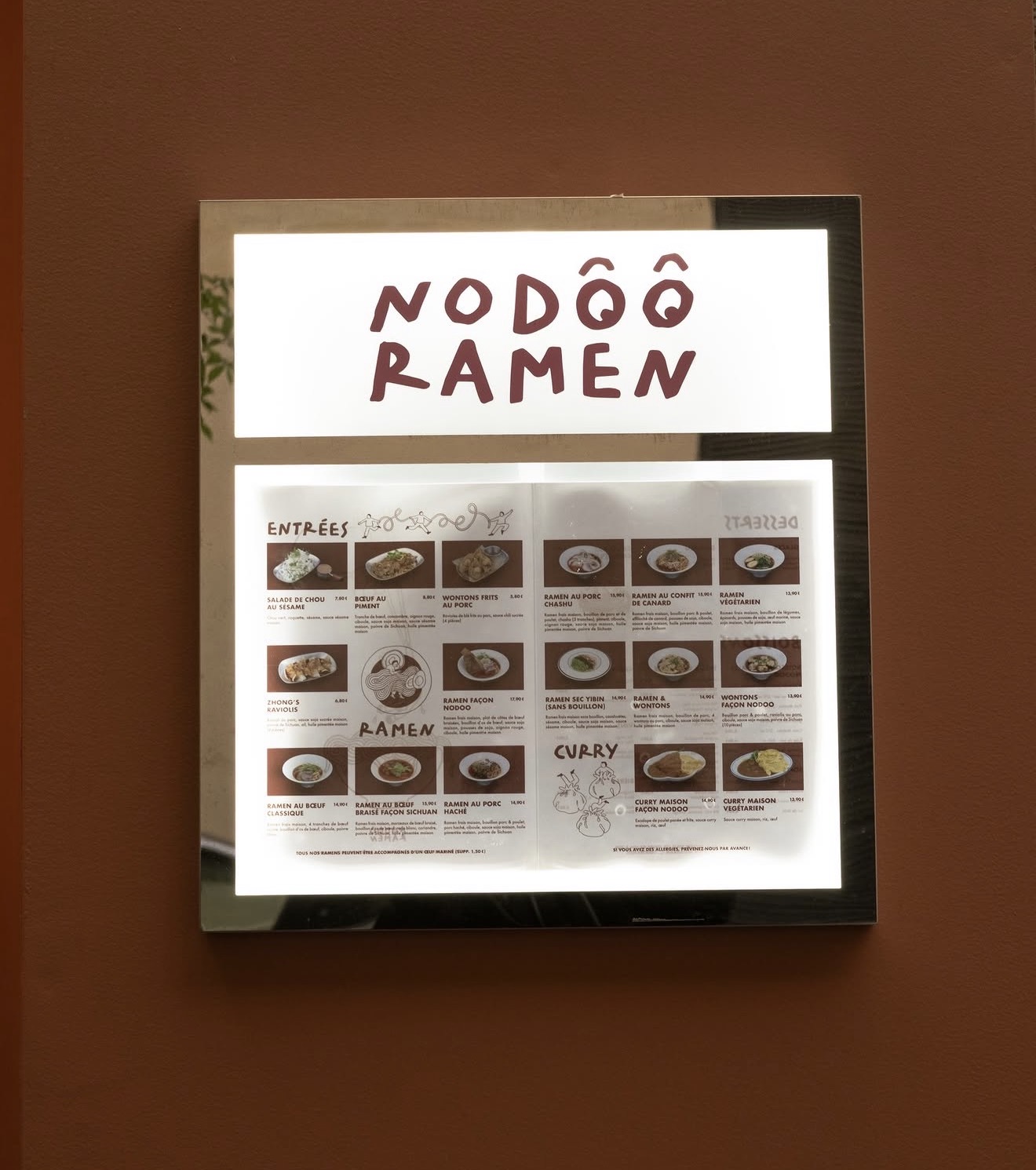 Menu lumineux à l'entrée