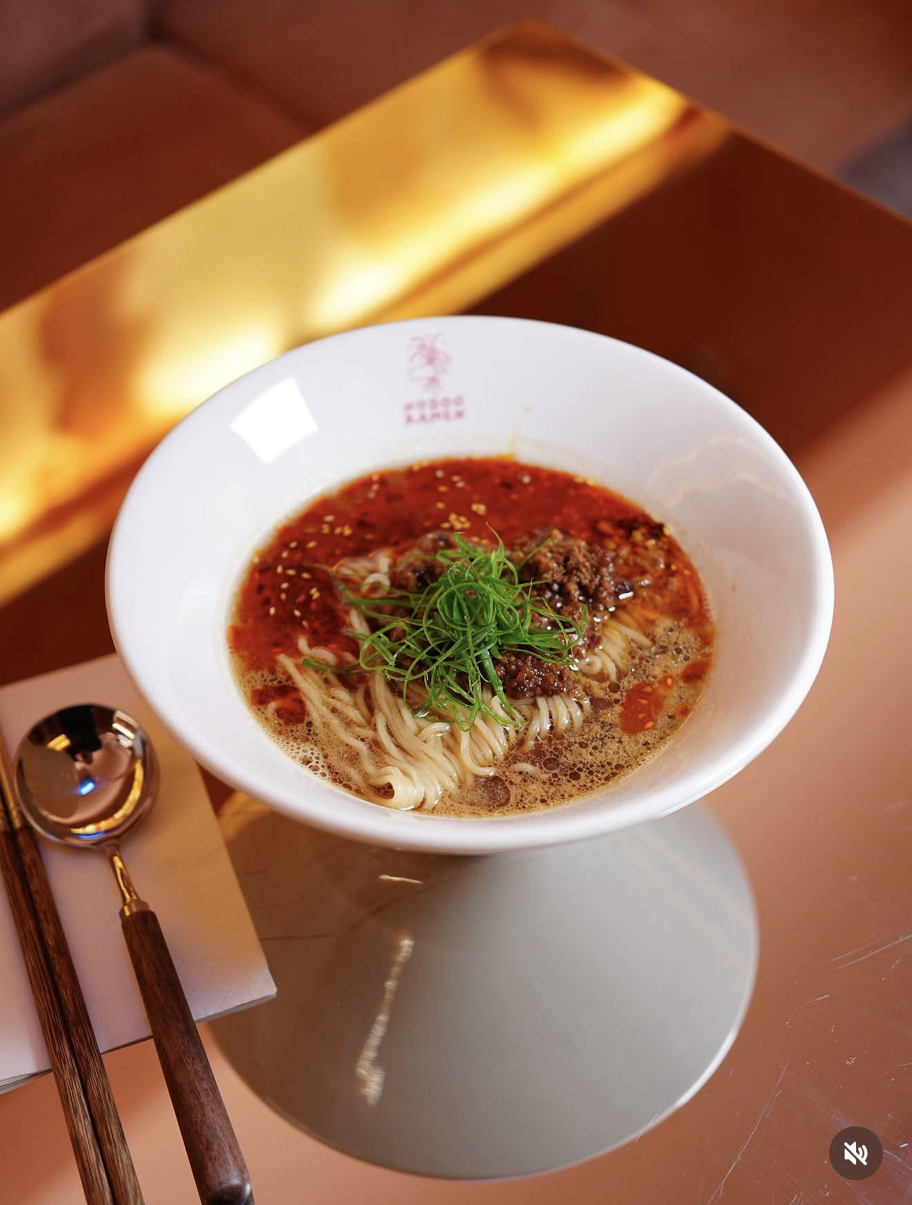 Bol de ramen Nodoo, bouillon épicé, ciboule et nouilles fraîches