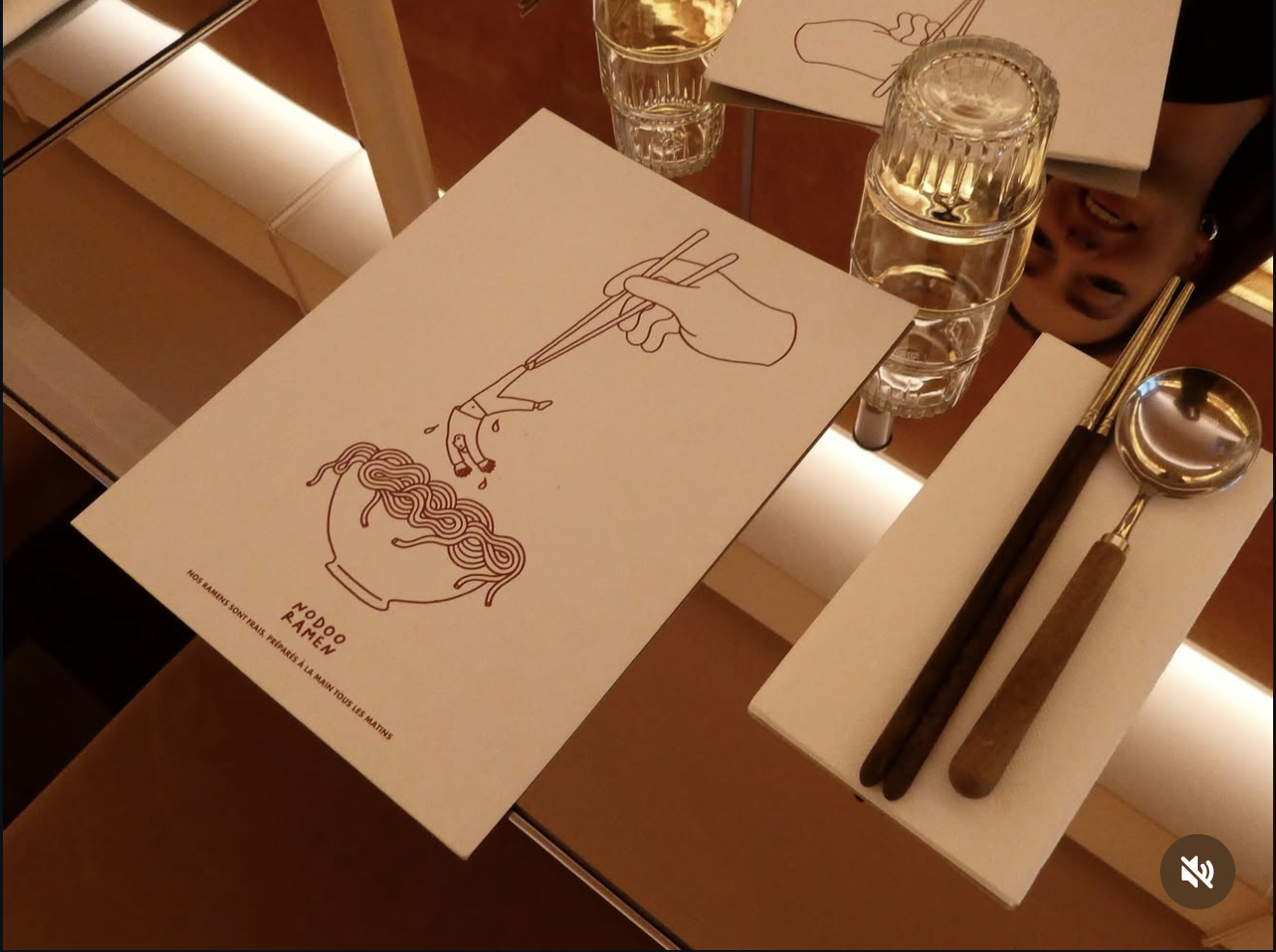 Dressage de table avec illustration noodle